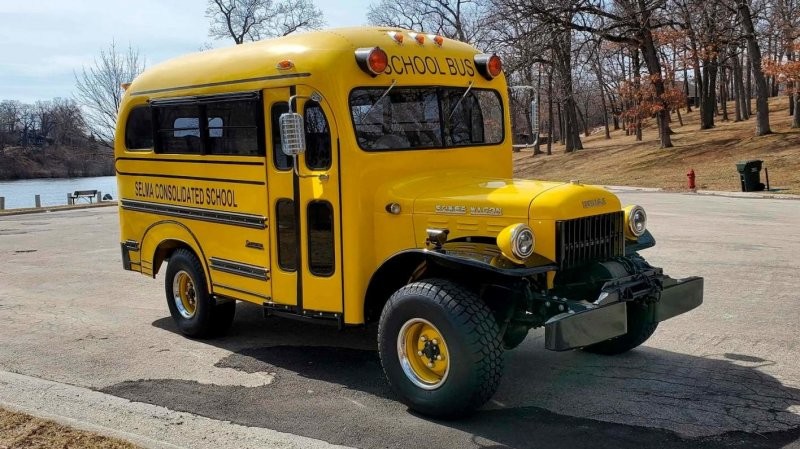 Cумасшедший школьный автобус 1948 года с двигателем от Dodge Hellcat