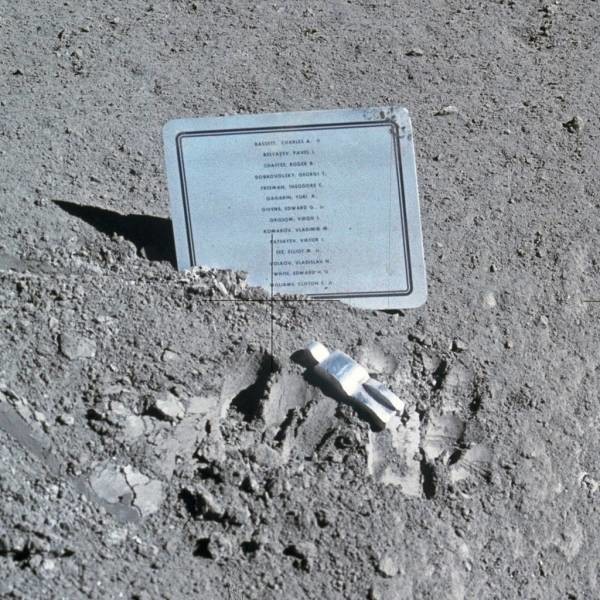 18. На Луне есть крохотный памятник «Павший астронавт», а также мемориальная доска с именами восьми американских астронавтов и шести советских космонавтов, погибших на службе