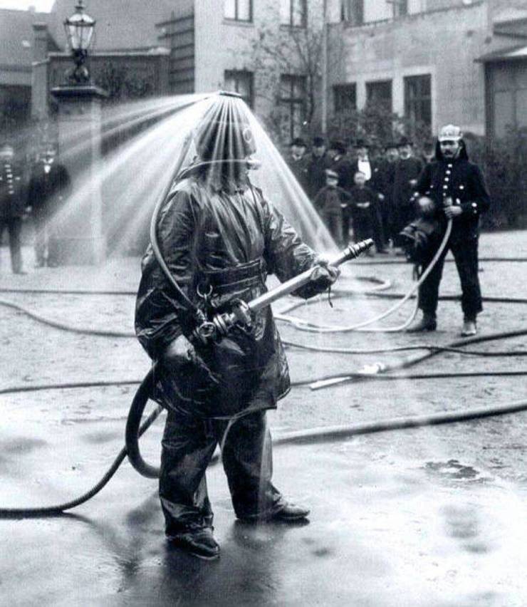 42. Демонстрация пожарного шлема, Германия, 1900 год
