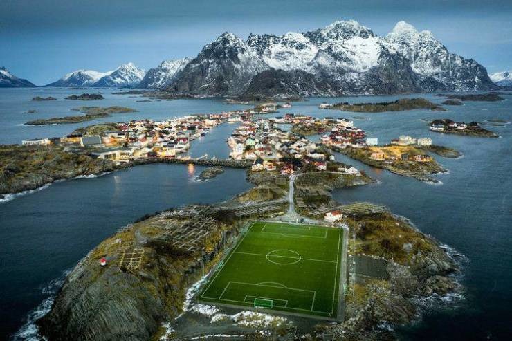 24. Уникальное футбольное поле в Норвегии
