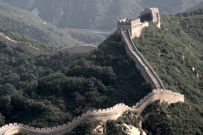 До 2006 года можно было законно ездить по вершине Великой Китайской стены. После этого ввели жесткие законы о том, что любое повреждение стены влечет за собой огромный штраф или тюремное заключение