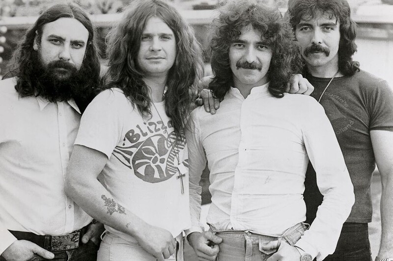 Композитор, гитарист Black Sabbath Тони Айомми потерял кончики среднего и безымянного пальцев из-за несчастного случая в 17 лет