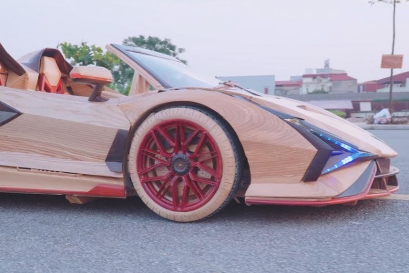 Потрясающий детский электрический Lamborghini Sian, созданный вручную из дерева