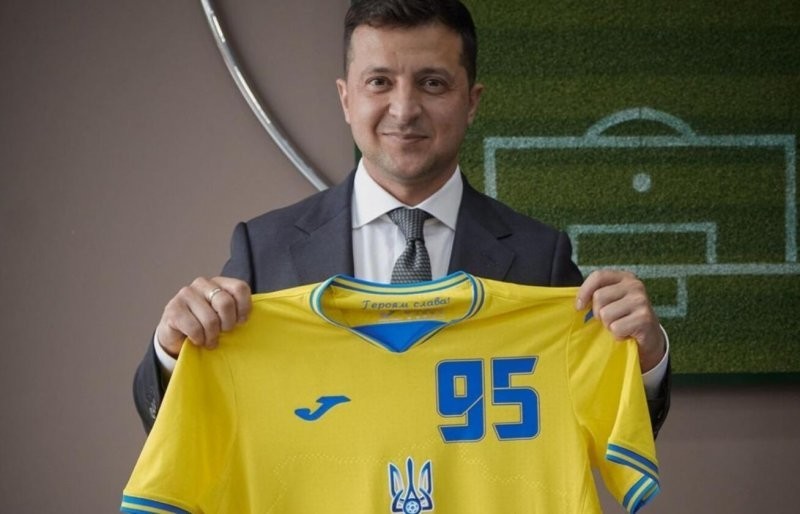 УЕФА обязал убрать с формы сборной Украины политический лозунг