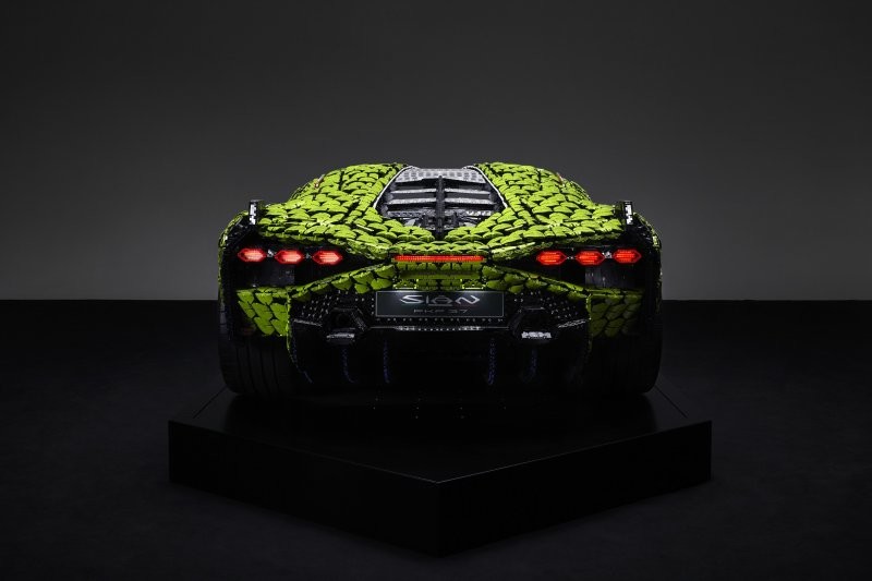 Lamborghini Sian в натуральную величину, полностью сделанный из кубиков Lego