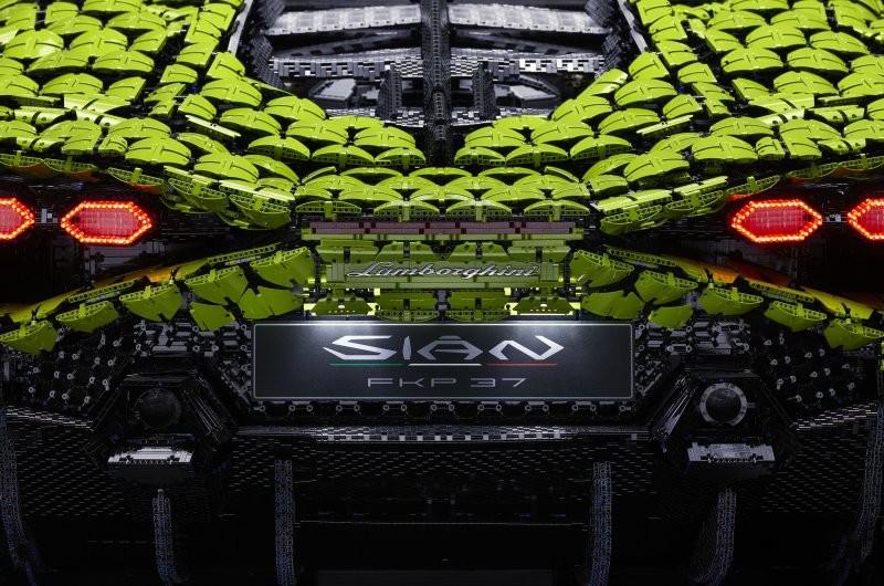 Lamborghini Sian в натуральную величину, полностью сделанный из кубиков Lego