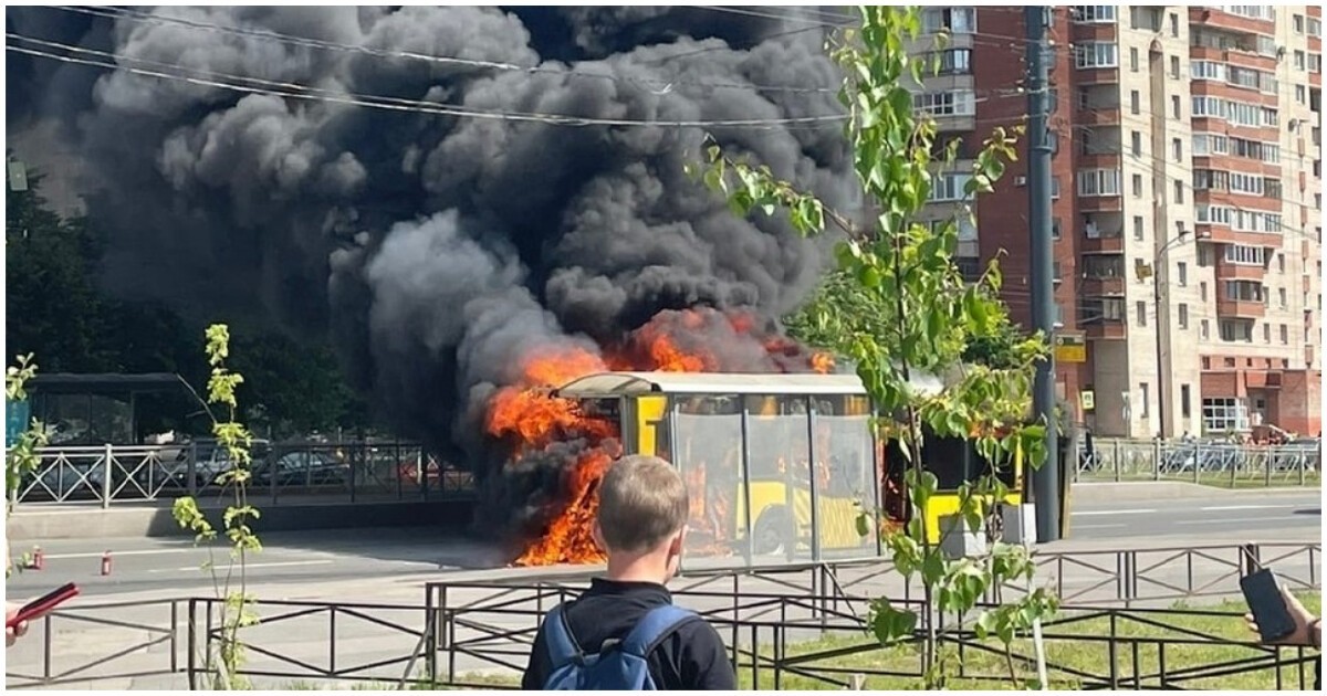 Пожар на автобусной спб. Пожар в Санкт-Петербург автобус. В Питере загорелся автобус.