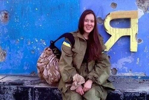 Каратель из Правого Сектора 25-летняя Ирина Иванюш подорвалась на фугасе под Авдеевкой, ей оторвало обе ноги и повредило глаз. До этого она стреляла в жителей Донбасса и звонко смеялась.