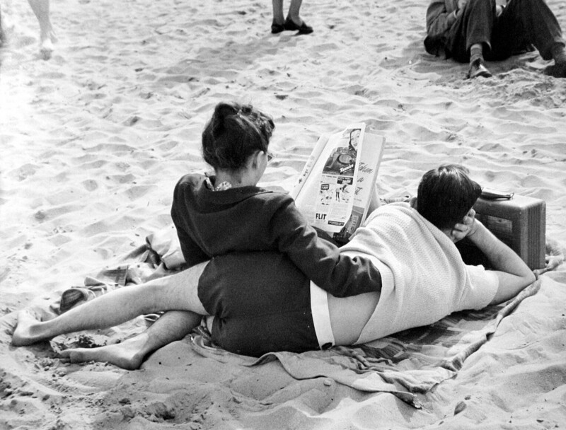 Пара на пляже. Кони-Айленд, 1947 год. (фото Рут Оркин)