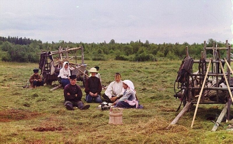 Отдых на сенокосе, начало 1900-х