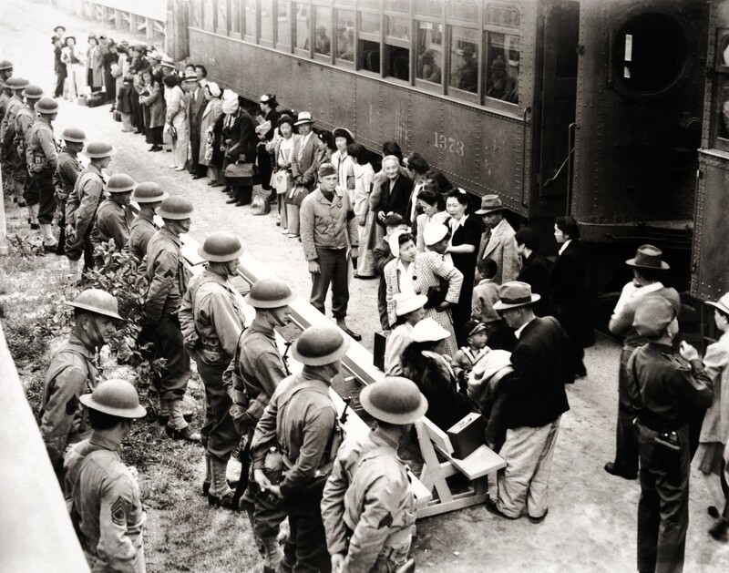 Интернирование японцев в США — насильственное перемещение в 1942 году