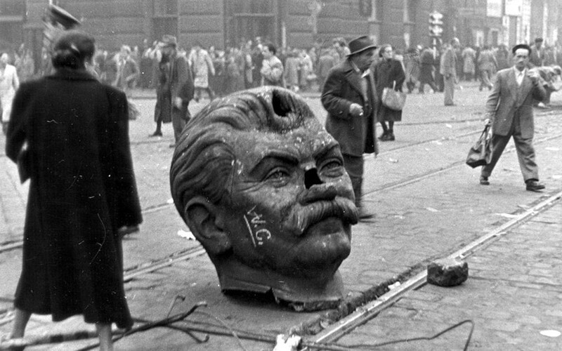 Обезглавленная статуя, голова Иосифа Сталина на улице Будапешта во время Венгерской революции 1956 года.