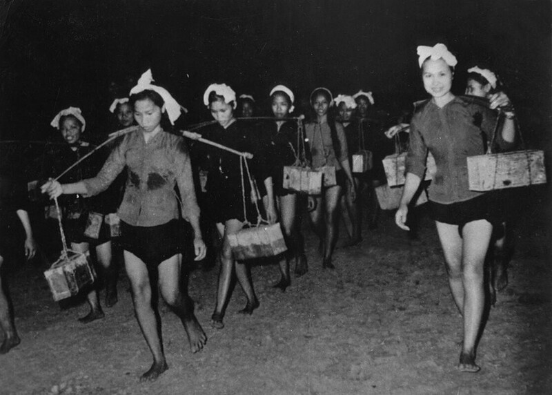 Девушки из партизанского отряда Вьетконга, переносящие боеприпасы по тропе Хо Ши Мина.  Вьетнам. 2 января 1968 г. Вьетнамская война.