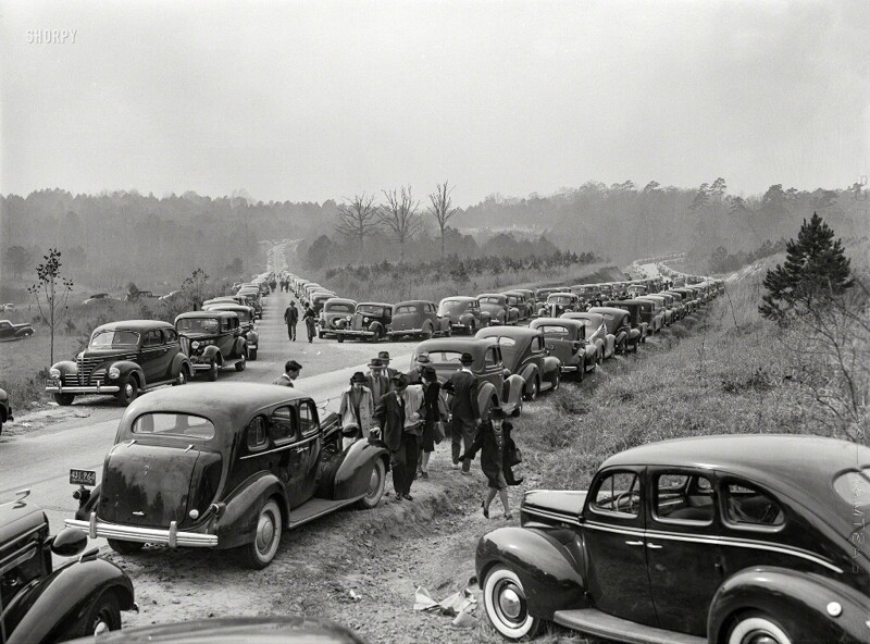 Зрители приехали на футбольный матч; припаркованные автомобили на дорогах возле стадиона Университета Дьюка (штат Северная Каролина, США), ноябрь 1939 года.