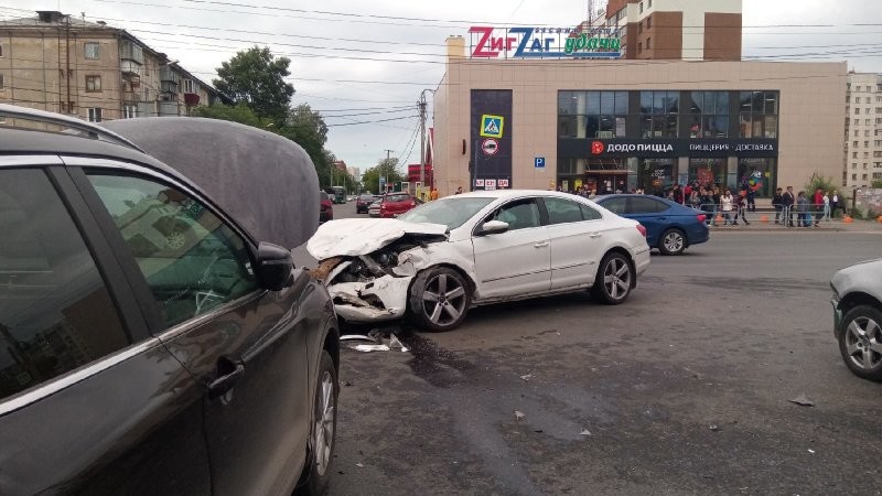 Авария дня. В Челябинске столкнулись пять автомобилей, есть погибшие