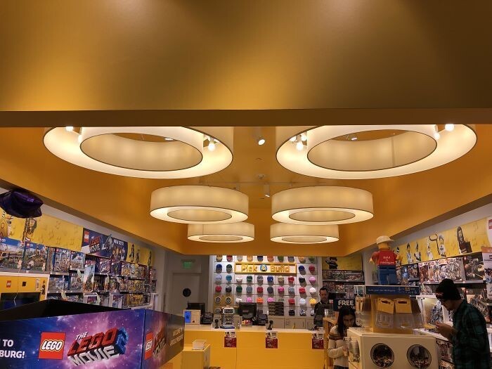Потолок в магазине Лего