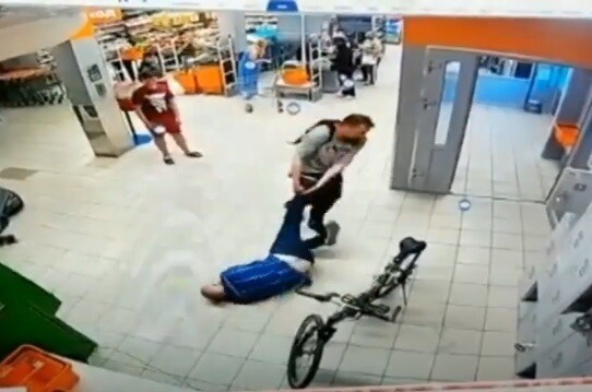 В Калининграде велосипедист избил охранника