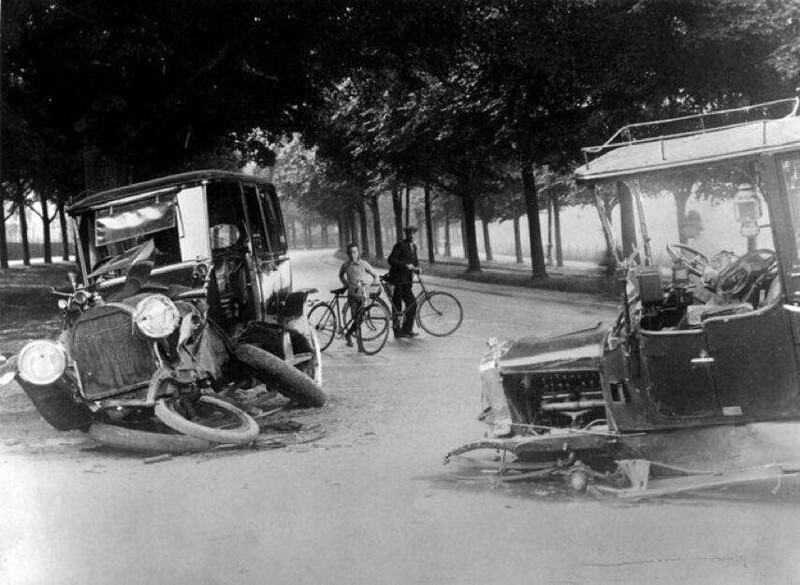 Редкое фото ДТП в Нидерландах более ста лет назад. Снимок 1914 года.
