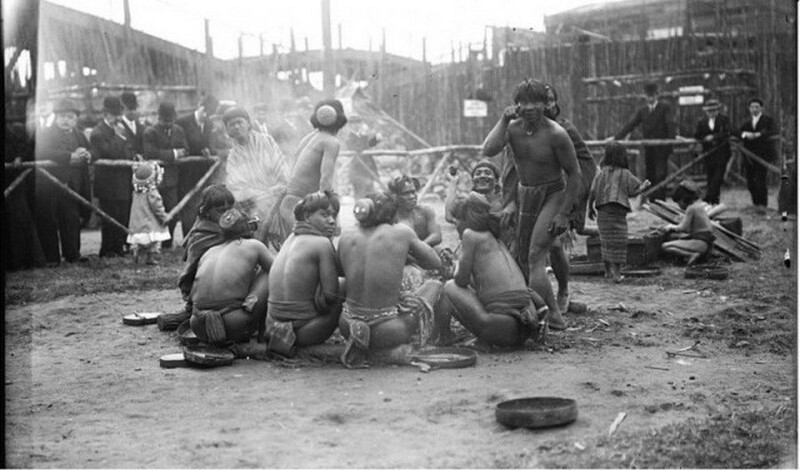 Аборигены Филиппин в вольере в зоопарке Нью-Йорка, 1905 г.