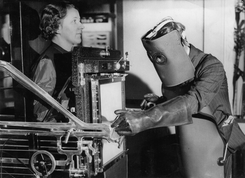 Рентген-аппарат, которым управляет врач в защитном костюме. Вестминстер, 1934 год.