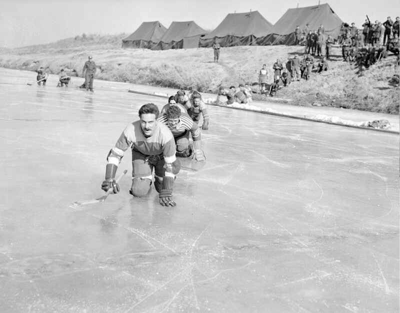 Канадские солдаты готовятся к товарищескому хоккейному матчу на корейской реке Имдзин во время войны в Корее, 1951 год