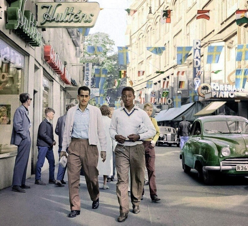 17-летний Пеле на улице в Швеции перед Чемпионатом Мира 1958 года