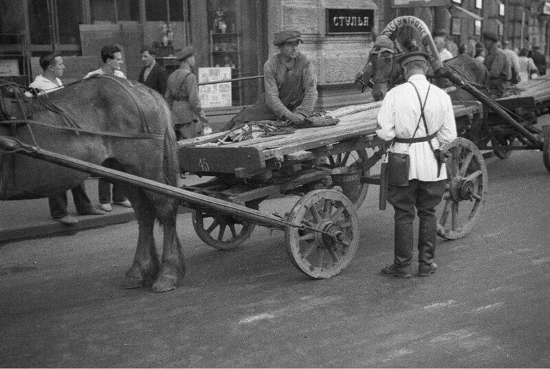 Проверка документов у извозчика. Москва, 1939 год