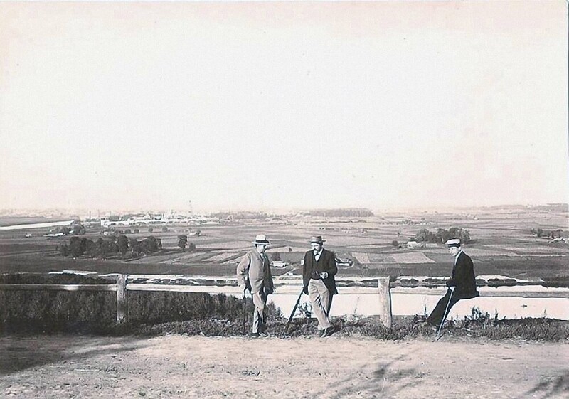 Смотровая площадка на Воробьевых горах. Впереди Москва-река, а там, где поля, сейчас спорт-комплекс "Лужники". Фото 1890 года