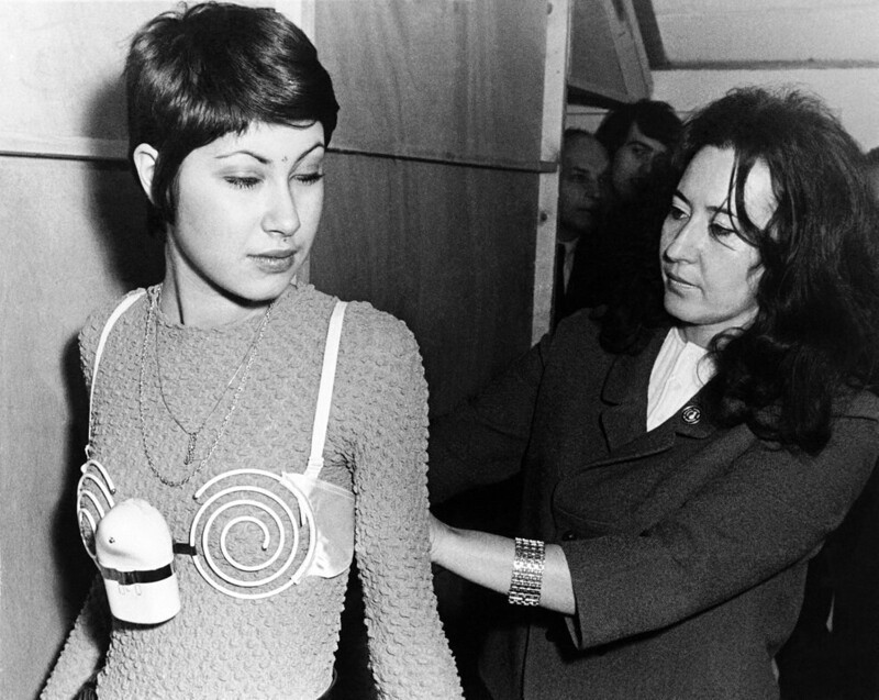 А это уже 1971 год. Такой вибрирующий бюстгальтер женщины носили в надежде, что он увеличит грудь.