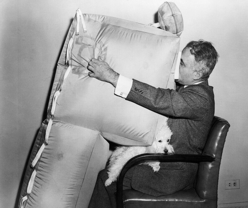 Асен Йорданов демонстрирует созданную им "Въздушну възглавницу" (подушку безопасности) для пассажирских самолётов, 1957 год