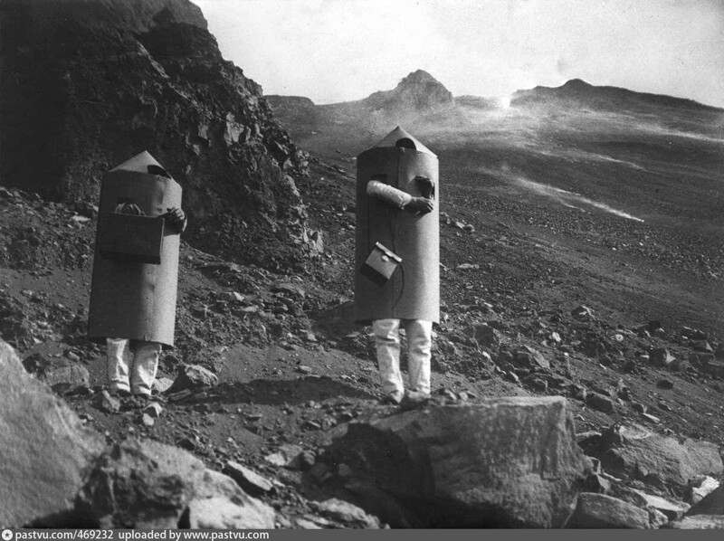 Вулканолог Арпад Кернер со своим помощником в защитных костюмах возле кратера вулкана Стромболи, 1933 год, Италия