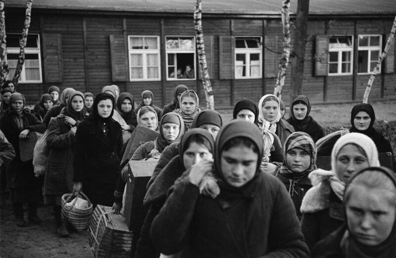 Девушки, привезенные из СССР на принудительные работы в Германию, прибыли в транзитный лагерь Berlin-Wilhelmshagen, 1942 год