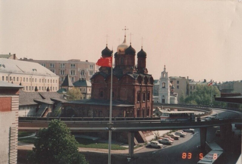 Вид из гостиницы «Россия» на Знаменский собор и Палаты бояр Романовых. 8 мая