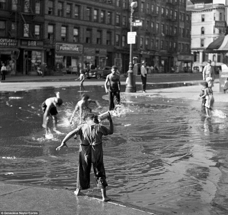 Десятки детей играют на заполненной водой 104 улице, 1939 год, Гарлем