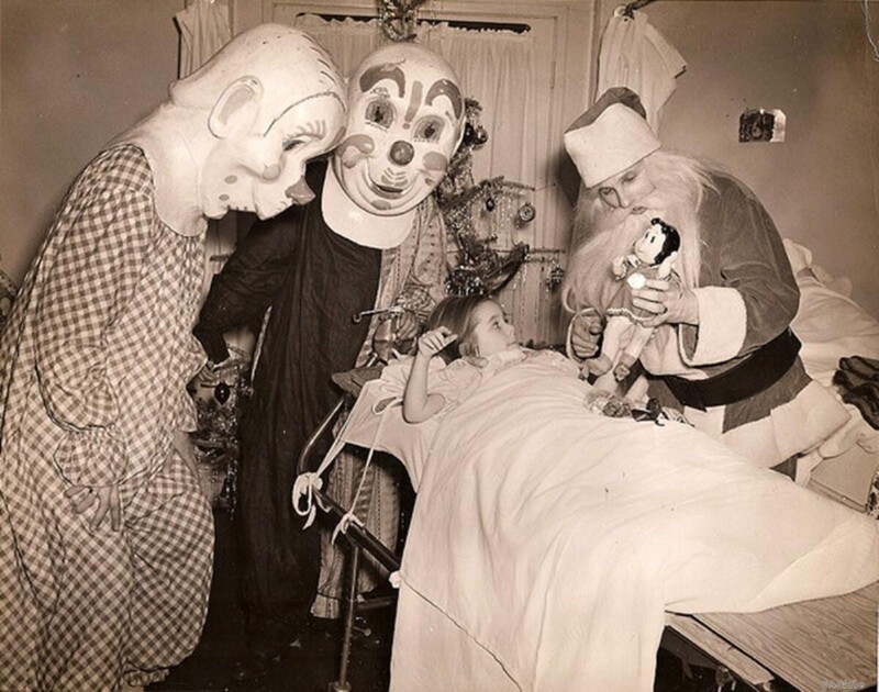 Клоуны и Санта веселят девочку в больнице. 1950 год