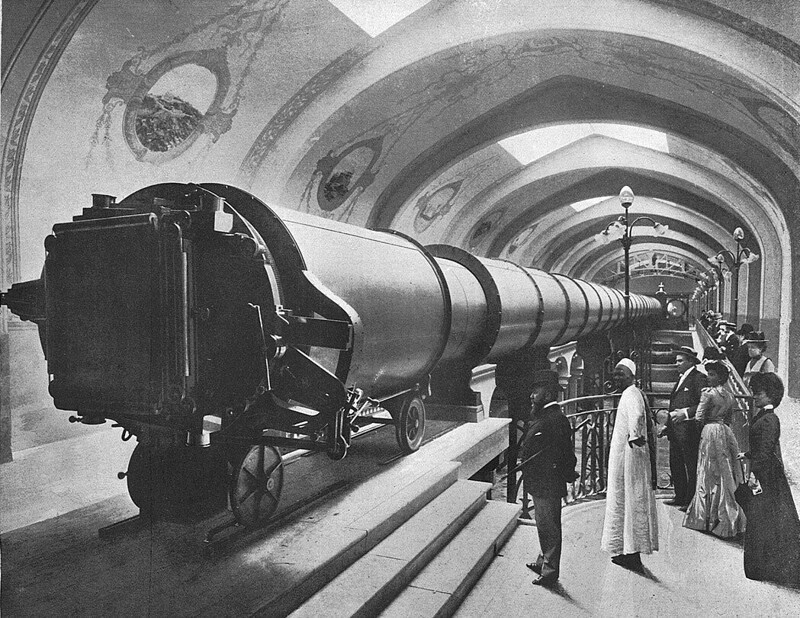 Крупнейший из когда-либо существовавших телескопов-рефракторов, собранный специально к Всемирной выставке в Париже в 1900 году и украшавший Дворец оптики.