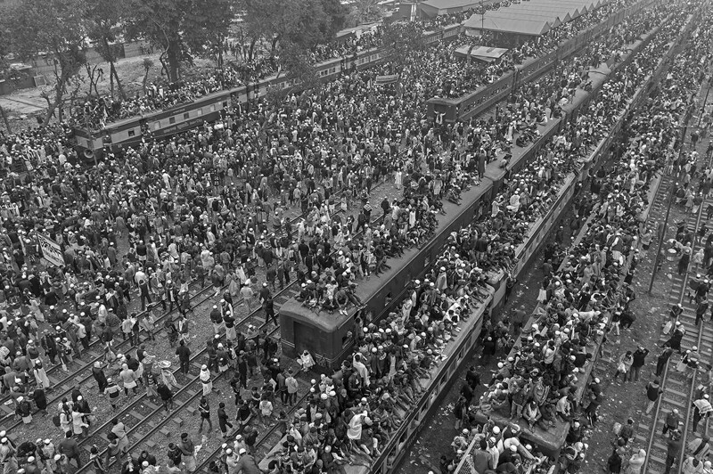 Тысячи путешественников", пытающихся сесть на поезд, который идет в Тонги из Бангладеш.