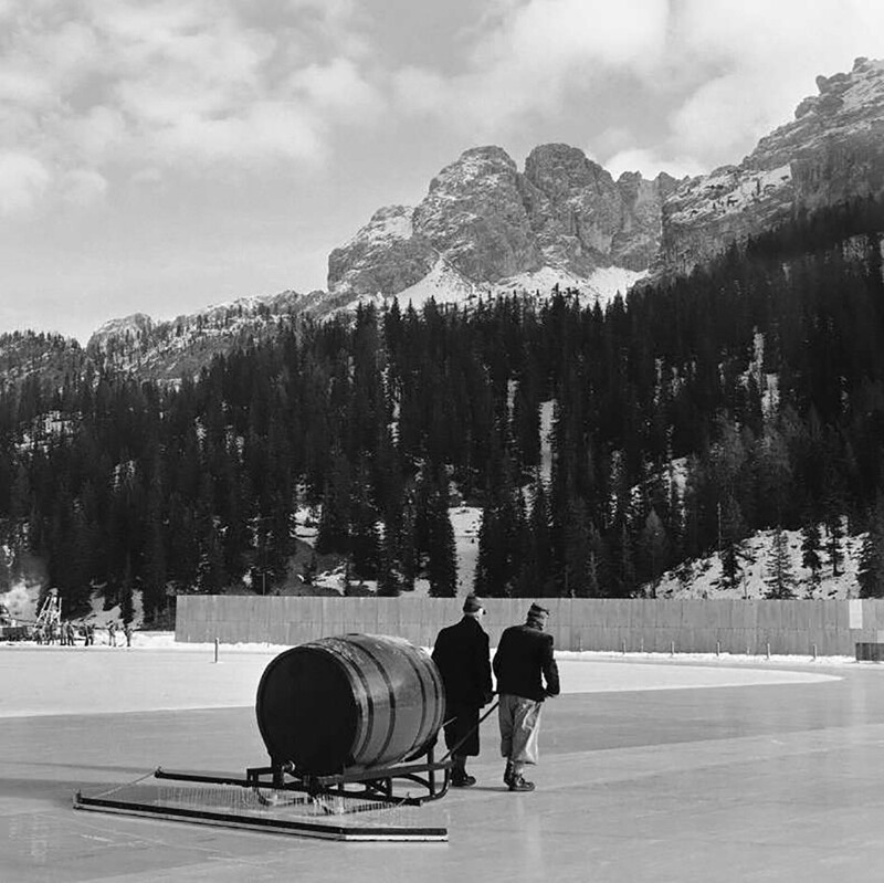 Гладкую поверхность катка формируют с помощью хайтек-устройства с бочкой. VII зимние Олимпийские игры. Кортина-д"Ампеццо, Италия, 1956 г.