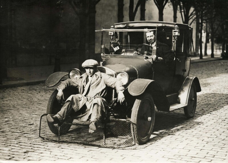 В Париже в 1924 году автомобилисты додумались до того, что стали крепить специальную проволочную лопату на переднем бампере автомобиля для защиты от пешеходов.