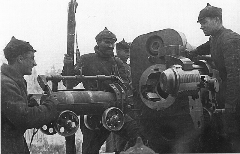 Процесс заряжания 203мм снаряда в тяжёлую гаубицу 5-4. Февраль 1940г.Из-за большой разрушительной силы, позволявшей уничтожать толстостенные DOTы, финны называли гаубицу "Сталинской Кувалдой".