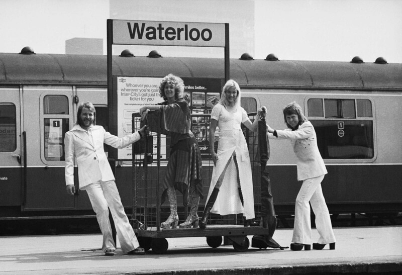 1974 год - группа АВВА во время фотосессии на железнодорожном вокзале в Ватерлоо