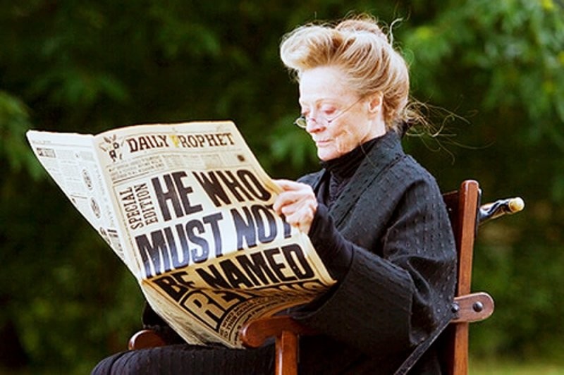 Мэгги Смит читает «Ежедневный пророк» на съёмочной площадке «Гарри Поттера»