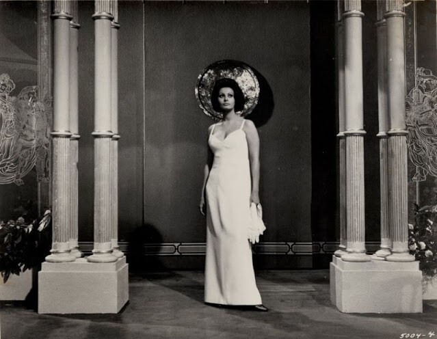 Фотографии Софи Лорен во время съемок фильма "Графиня из Гонконга" (1967)