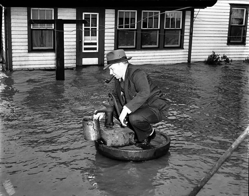 Питьевая вода во время наводнения. Канада, Торонто, октябрь 1954г.