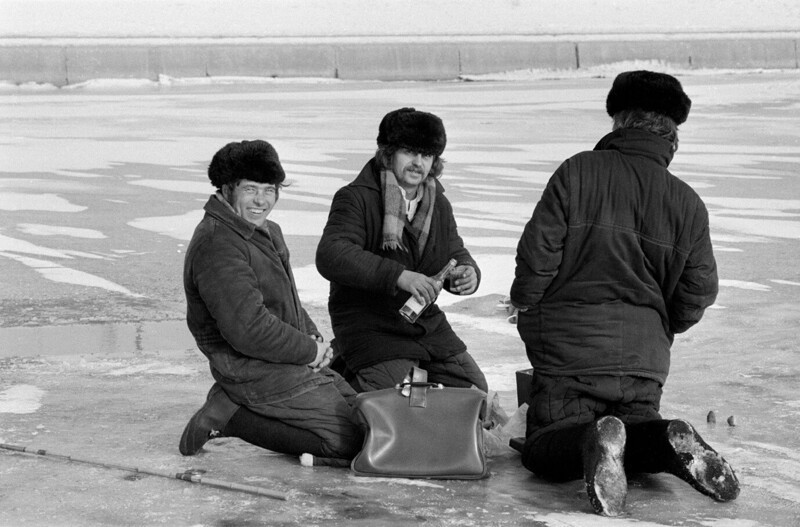 Сегодня особенно хорошо клюёт! Мужики на спортивной зимней рыбалке. Москва-река. СССР. Конец 1970-х.