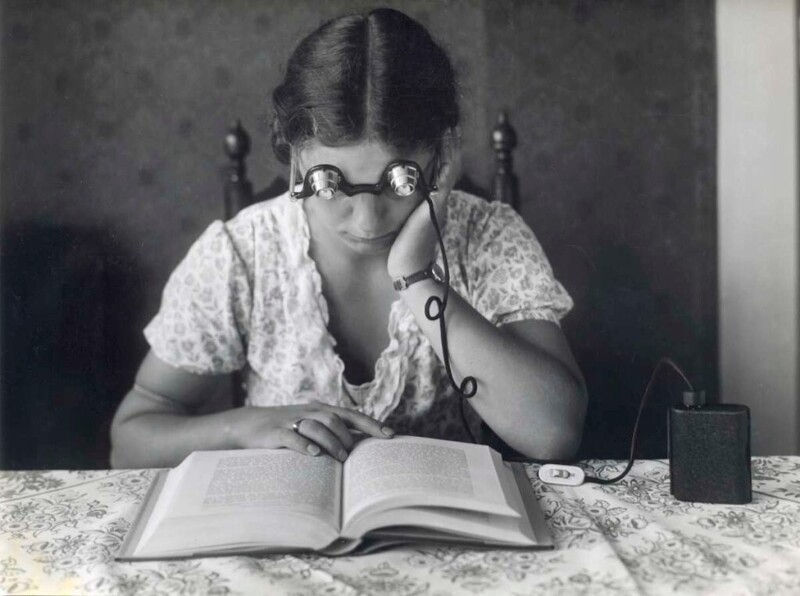 Специальные очки с фонариками для чтения в темноте, 1932 год