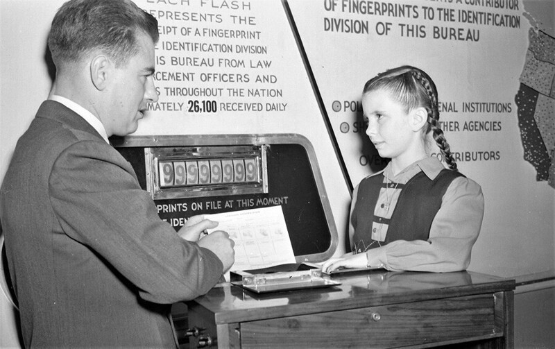Специальный агент ФБР торжественно снимает отпечатки пальцев кинозвезды Маргарет О"Брайен, 1946 год.