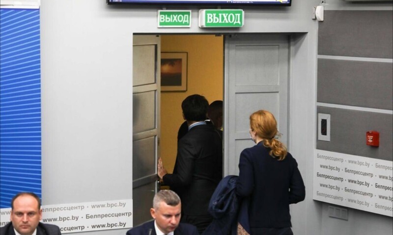 Дипломаты и западные журналисты покидают брифинг МИДа Белоруссии по самолету Ryanair, не дождавшись окончания.  Права, по всей видимости, нужна не всем…