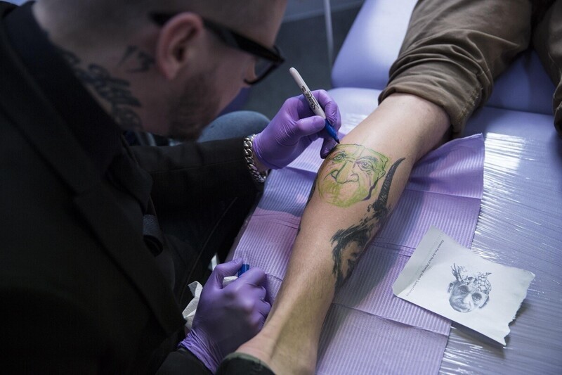 Австрийский солдат получил срок за неудачную татуировку