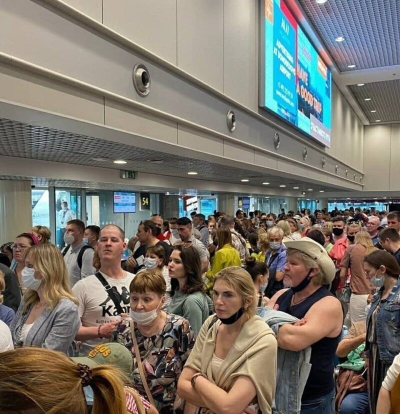 В московских аэропортах задержали и отменили свыше 20 рейсов